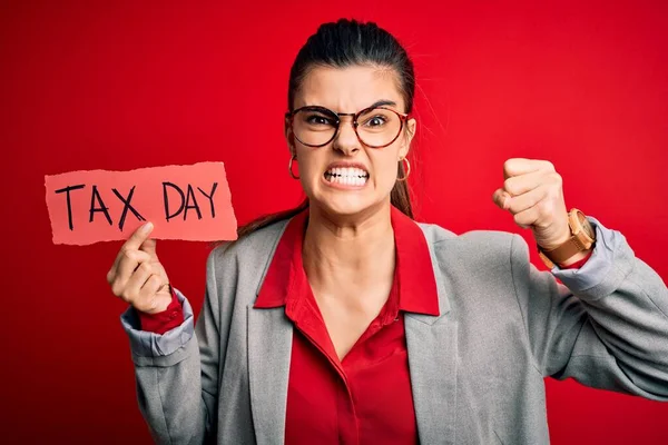 Jong Mooi Brunette Zakenvrouw Holding Papaer Met Fiscale Dag Bericht — Stockfoto