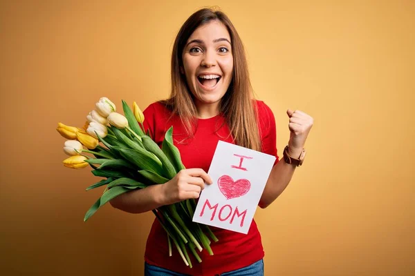 Hermosa Mujer Sosteniendo Papel Con Amor Mamá Mensaje Tulipanes Celebrando — Foto de Stock