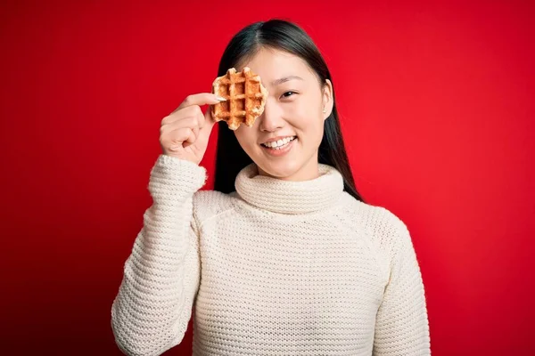 Joven Mujer Asiática Comiendo Dulce Sabroso Gofre Belga Sobre Fondo —  Fotos de Stock