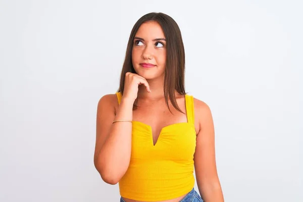 Joven Hermosa Chica Con Camiseta Casual Amarilla Pie Sobre Fondo — Foto de Stock