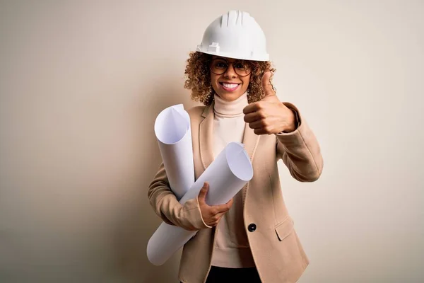 Afrikansk Amerikansk Lockig Arkitekt Kvinna Bär Skyddshjälm Och Glasögon Hålla — Stockfoto