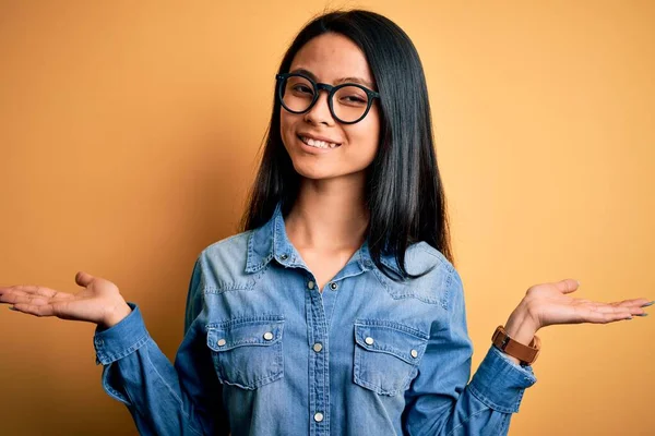 Mulher Chinesa Bonita Nova Vestindo Camisa Ganga Casual Sobre Fundo — Fotografia de Stock