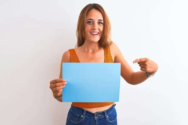 Jovem Mulher Ruiva Bonita Segurando Banner Sobre Fundo Isolado Muito — Fotografia de Stock