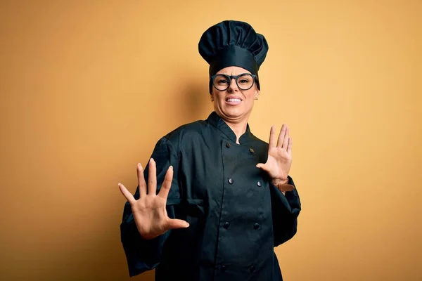 Jeune Belle Femme Chef Brune Portant Uniforme Cuisinière Chapeau Sur — Photo
