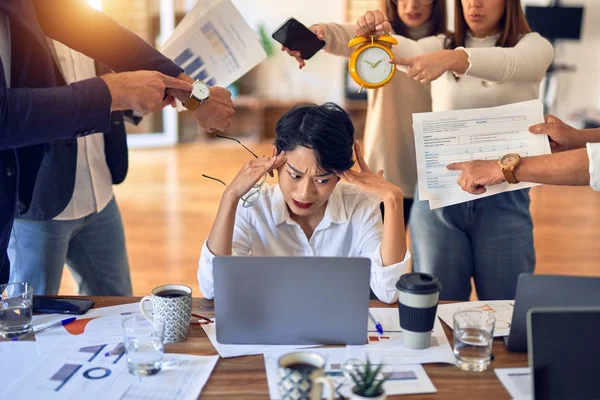 Grupo Empresários Que Trabalham Conjunto Parceiros Salientando Deles Escritório — Fotografia de Stock