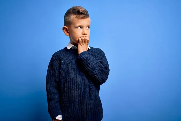 Joven Niño Caucásico Con Ojos Azules Usando Suéter Invierno Sobre — Foto de Stock