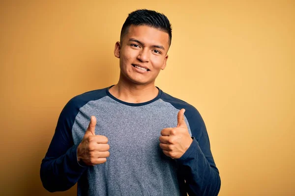 Junger Gutaussehender Lateinischer Mann Lässigem Shirt Vor Gelbem Hintergrund Und — Stockfoto