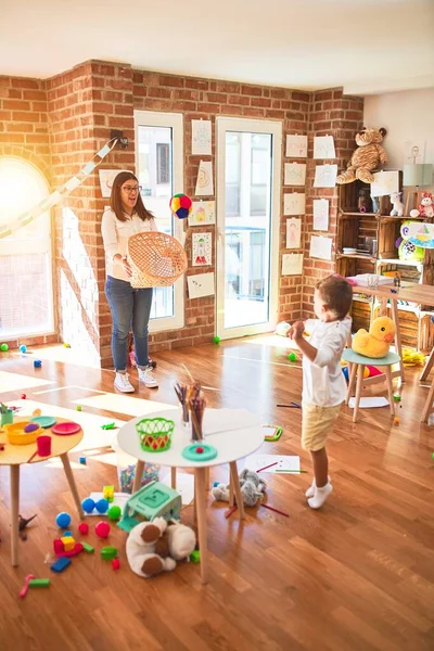 Schöne Lehrerin Und Kleinkind Spielen Basketball Mit Ball Und Weidenkorb — Stockfoto