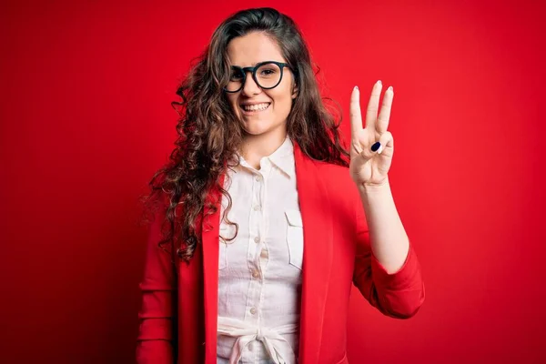 Junge Schöne Frau Mit Lockigem Haar Trägt Jacke Und Brille — Stockfoto