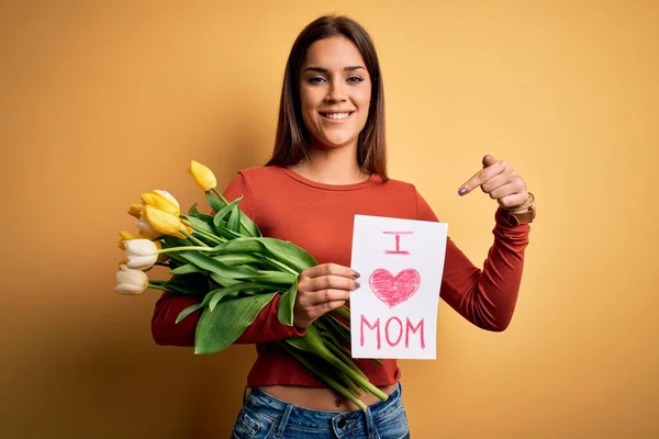 Mulher Bonita Celebrando Mães Dia Segurando Amor Mãe Mensagem Buquê — Fotografia de Stock