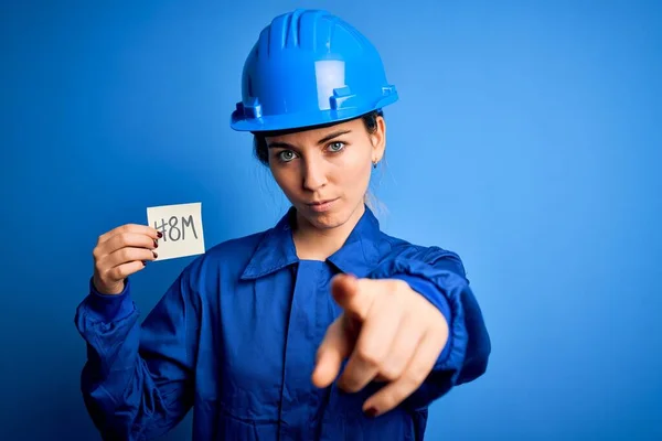 Smukke Arbejdstager Kvinde Iført Hardhat Uniform Fejrer Marts Kvinders Dag - Stock-foto