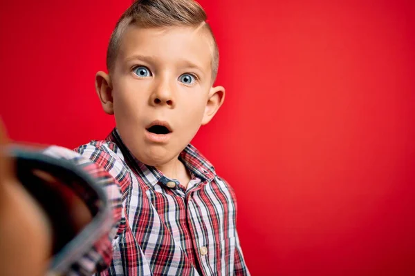 Primer Plano Niño Caucásico Joven Con Ojos Azules Tomando Una —  Fotos de Stock