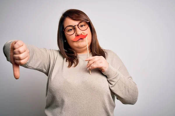 Hermosa Mujer Tamaño Grande Sosteniendo Bigote Partido Falso Sobre Fondo — Foto de Stock