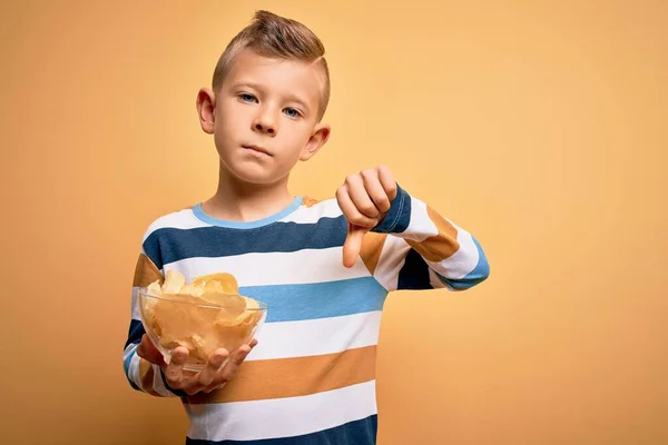 Jonge Kleine Blanke Jongen Eet Onverwarmde Aardappelen Chips Gele Achtergrond — Stockfoto