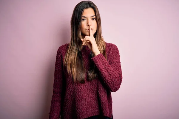 Junge Schöne Mädchen Tragen Lässigen Pullover Über Isoliertem Rosa Hintergrund — Stockfoto