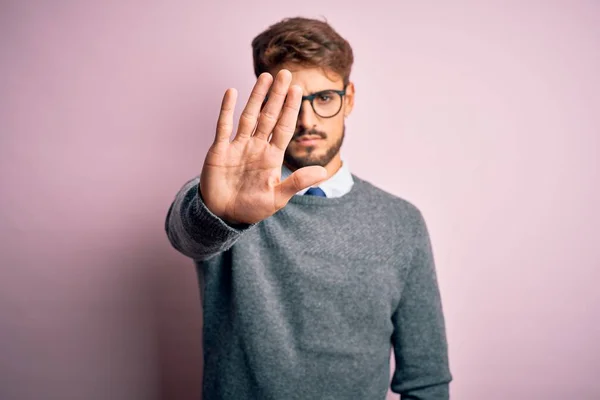 Homem Bonito Jovem Com Barba Vestindo Óculos Suéter Sobre Fundo — Fotografia de Stock