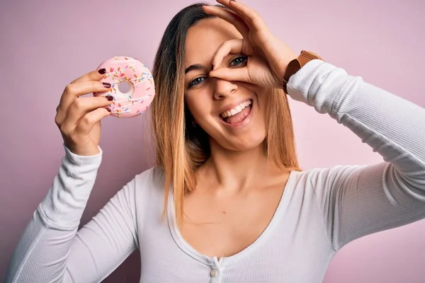 Joven Hermosa Mujer Rubia Con Ojos Azules Sosteniendo Rosquilla Rosada —  Fotos de Stock