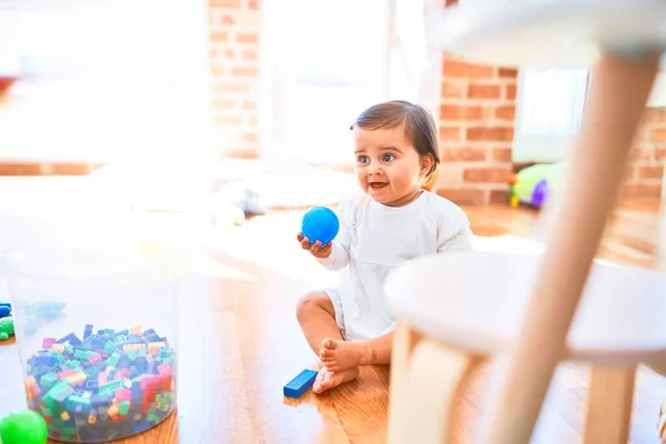 Anaokulunda Renkli Oyuncaklar Arasında Mutlu Güzel Bir Bebek — Stok fotoğraf