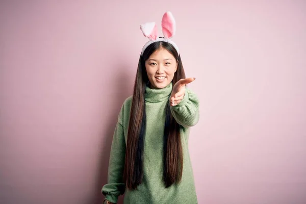Jonge Aziatische Vrouw Draagt Schattige Paashaas Oren Roze Achtergrond Glimlachend — Stockfoto