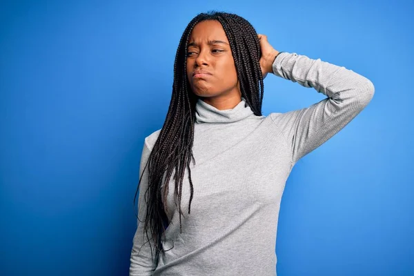 Jovem Afro Americana Vestindo Gola Alta Casual Sobre Fundo Isolado — Fotografia de Stock