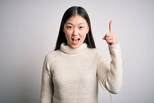 Młoda Piękna Azjatka Ubrana Luźny Sweter Stojąca Nad Odizolowanym Tłem — Zdjęcie stockowe