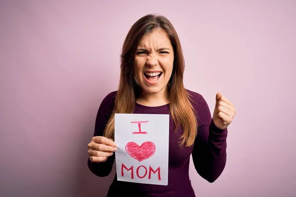 Joven Hermosa Mujer Sosteniendo Papel Con Amor Mamá Mensaje Celebrando — Foto de Stock