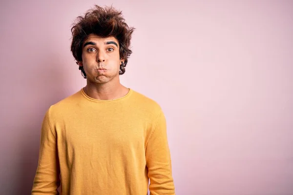 Joven Hombre Guapo Con Camiseta Casual Amarilla Pie Sobre Fondo —  Fotos de Stock