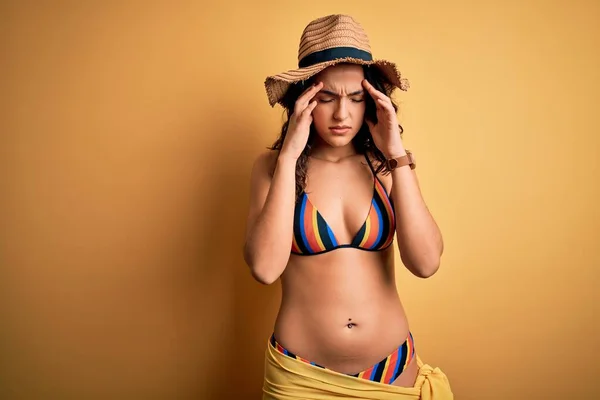 Joven Hermosa Mujer Con Pelo Rizado Vacaciones Con Bikini Sombrero —  Fotos de Stock