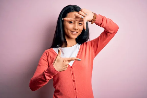 Giovane Bella Donna Cinese Indossa Maglione Casual Sfondo Rosa Isolato — Foto Stock