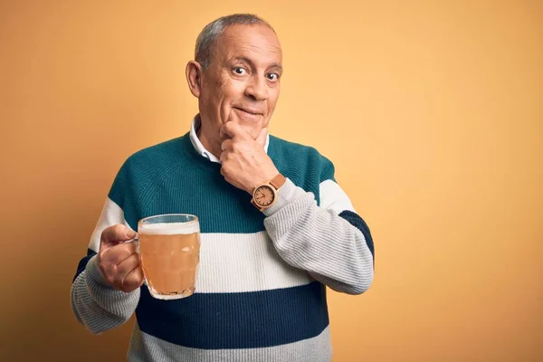 Hoge Knappe Man Die Een Pot Bier Drinkt Die Een — Stockfoto