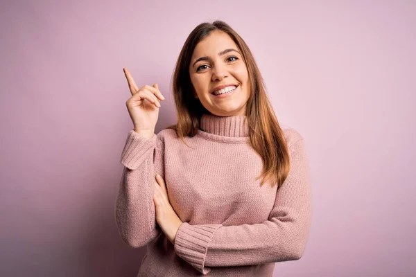 Piękna Młoda Kobieta Ubrana Sweter Golfem Różowym Odizolowanym Tle Dużym — Zdjęcie stockowe