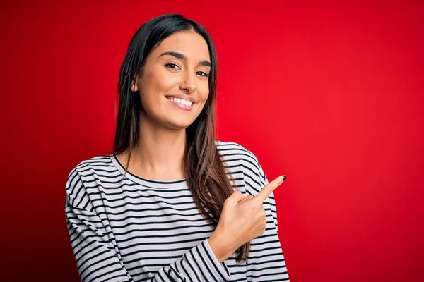 Ung Vacker Brunett Kvinna Bär Casual Randig Shirt Över Röd — Stockfoto