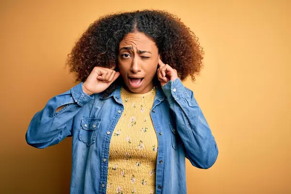 Ung Afrikansk Amerikansk Kvinna Med Afro Hår Bär Casual Denim — Stockfoto