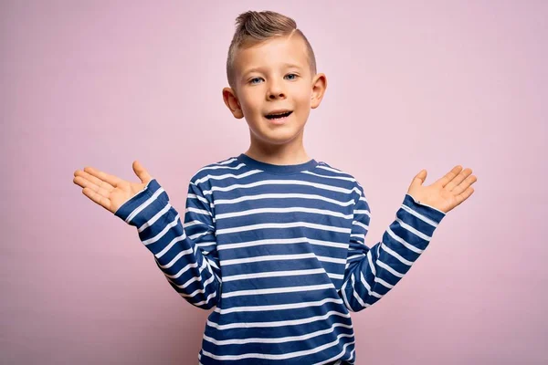 코카서스 아이가 분홍색 위에서 메스껍게 셔츠를 성공을 축하하며 놀라고 있습니다 — 스톡 사진