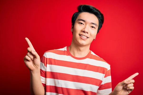 Ein Junger Gutaussehender Chinese Lässig Gestreiftem Shirt Steht Vor Rotem — Stockfoto