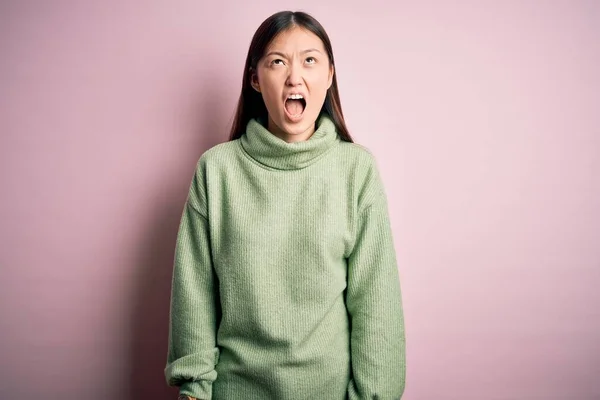 Joven Hermosa Mujer Asiática Vistiendo Verde Suéter Invierno Sobre Rosa —  Fotos de Stock