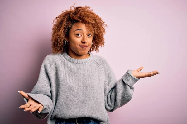 Mladá Krásná Afroamerická Afro Žena Kudrnatými Vlasy Sobě Ležérní Svetr — Stock fotografie