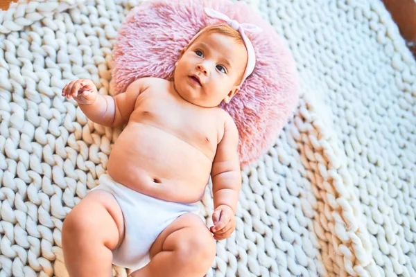 自宅の床の上に毛布の上に寝そべっている愛らしい赤ちゃん 新生児のリラックスと休息快適な — ストック写真