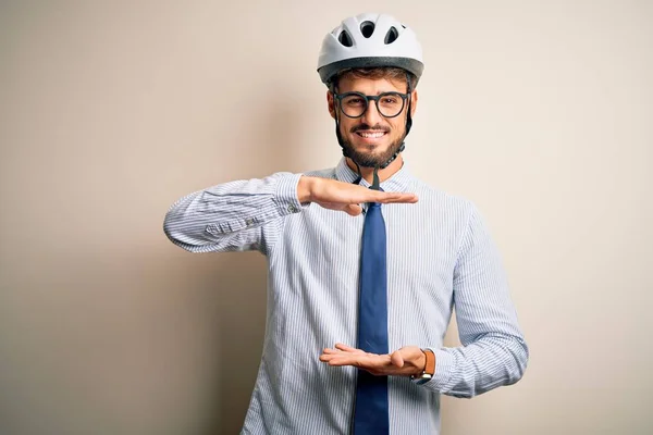 안경을 자전거 헬멧을 사업가가 손으로 표시를 하면서 격리되어 위에서 치수를 — 스톡 사진