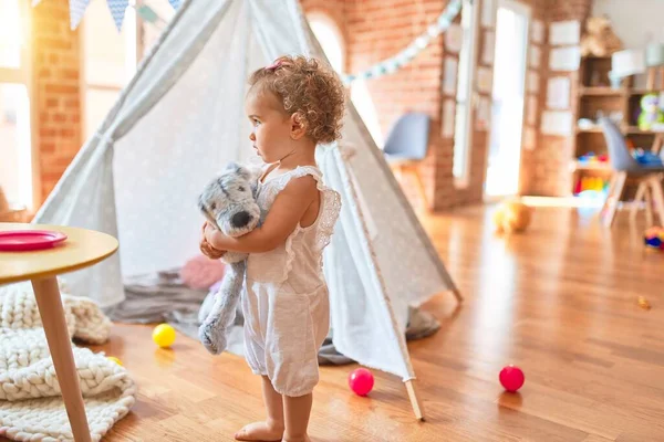 Renkli Oyun Odasında Beyaz Güzel Bir Bebek Oyuncaklarla Oynuyor Anaokulundaki — Stok fotoğraf