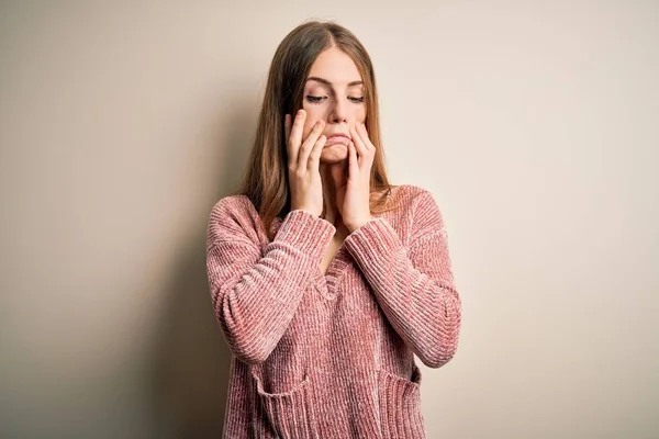 Junge Schöne Rothaarige Frau Trägt Rosa Lässigen Pullover Über Isoliertem — Stockfoto