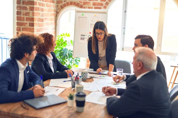 Grupo Trabajadores Empresariales Que Trabajan Juntos Una Reunión Escuchando Uno — Foto de Stock