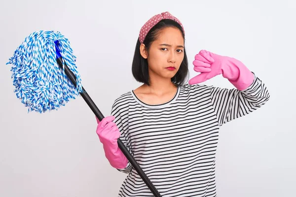 Młoda Chińska Sprzątaczka Rękawiczkach Trzymająca Mopa Białym Tle Wściekłą Twarzą — Zdjęcie stockowe