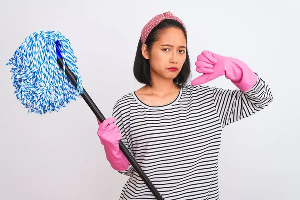 장갑을 배경에 얼굴로 걸레를 청소부 엄지손가락을 아래로 내리는 싫어하는 부정적 — 스톡 사진