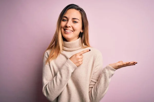 Hermosa Mujer Rubia Con Ojos Azules Usando Suéter Cuello Alto — Foto de Stock