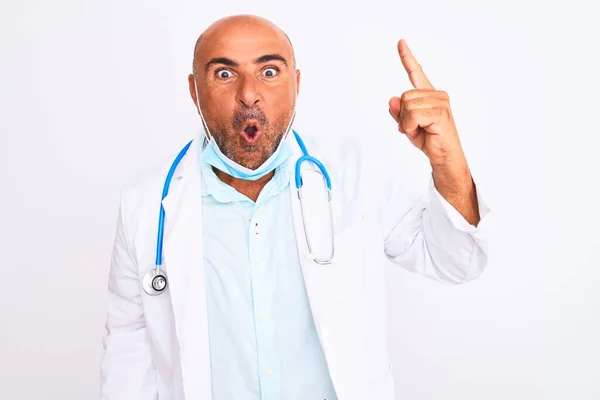 Lekarz Średnim Wieku Nosi Stetoskop Maskę Białym Tle Wskazując Palcem — Zdjęcie stockowe