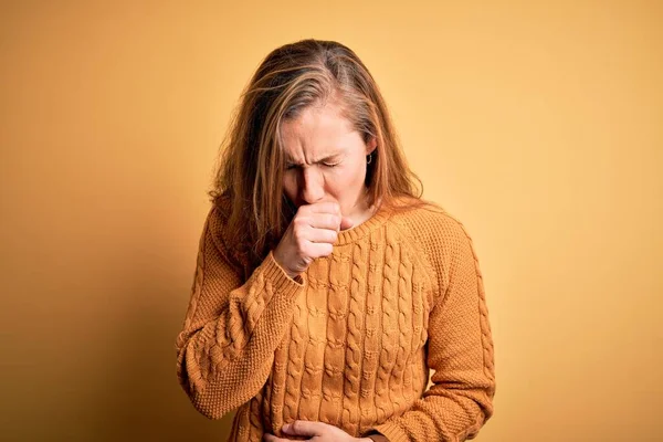 Junge Schöne Blonde Frau Lässigem Pullover Der Über Gelbem Hintergrund — Stockfoto