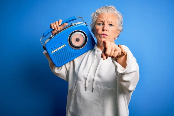 Senior Mooie Vrouw Met Vintage Radio Staande Geïsoleerde Blauwe Achtergrond — Stockfoto