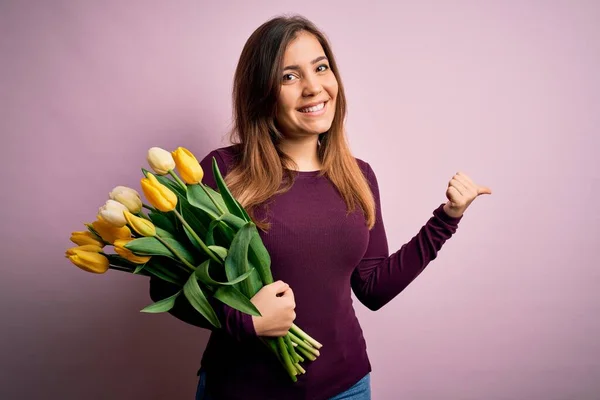 Fiatal Szőke Kezében Romantikus Csokor Sárga Tulipán Virágok Felett Rózsaszín — Stock Fotó