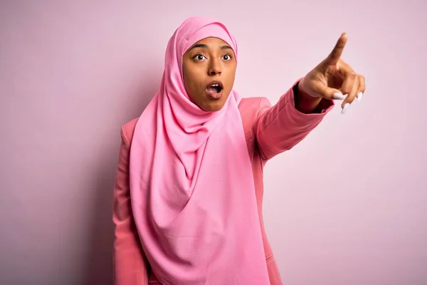 Молода Афро Американська Африканка Одягнена Муслім Хіджаб Через Ізольований Рожевий — стокове фото